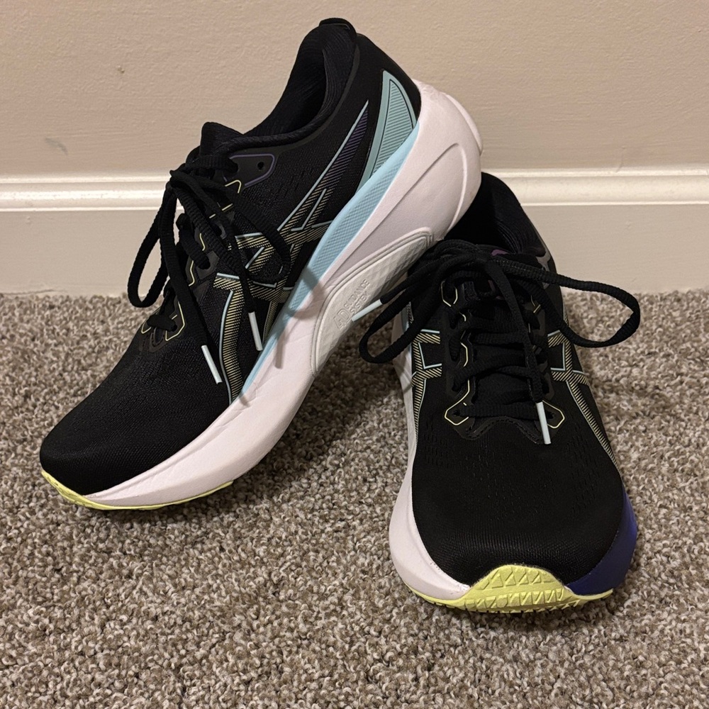 Asics Gel- Kayano 30 (Women’s 9.5) excellent condition!!🤩